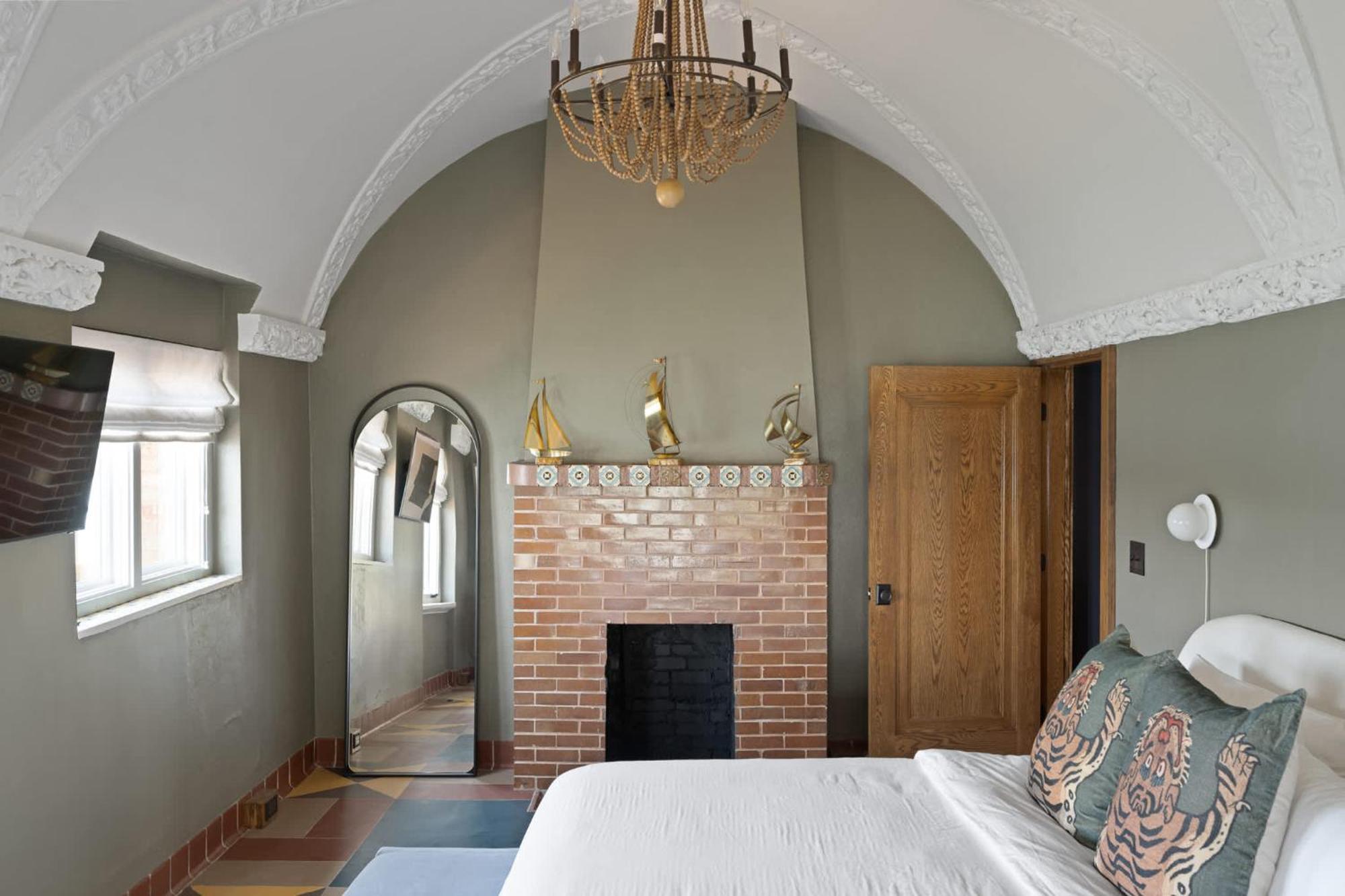 Top-floor Riverside Retreat Timeless Charm & Views *