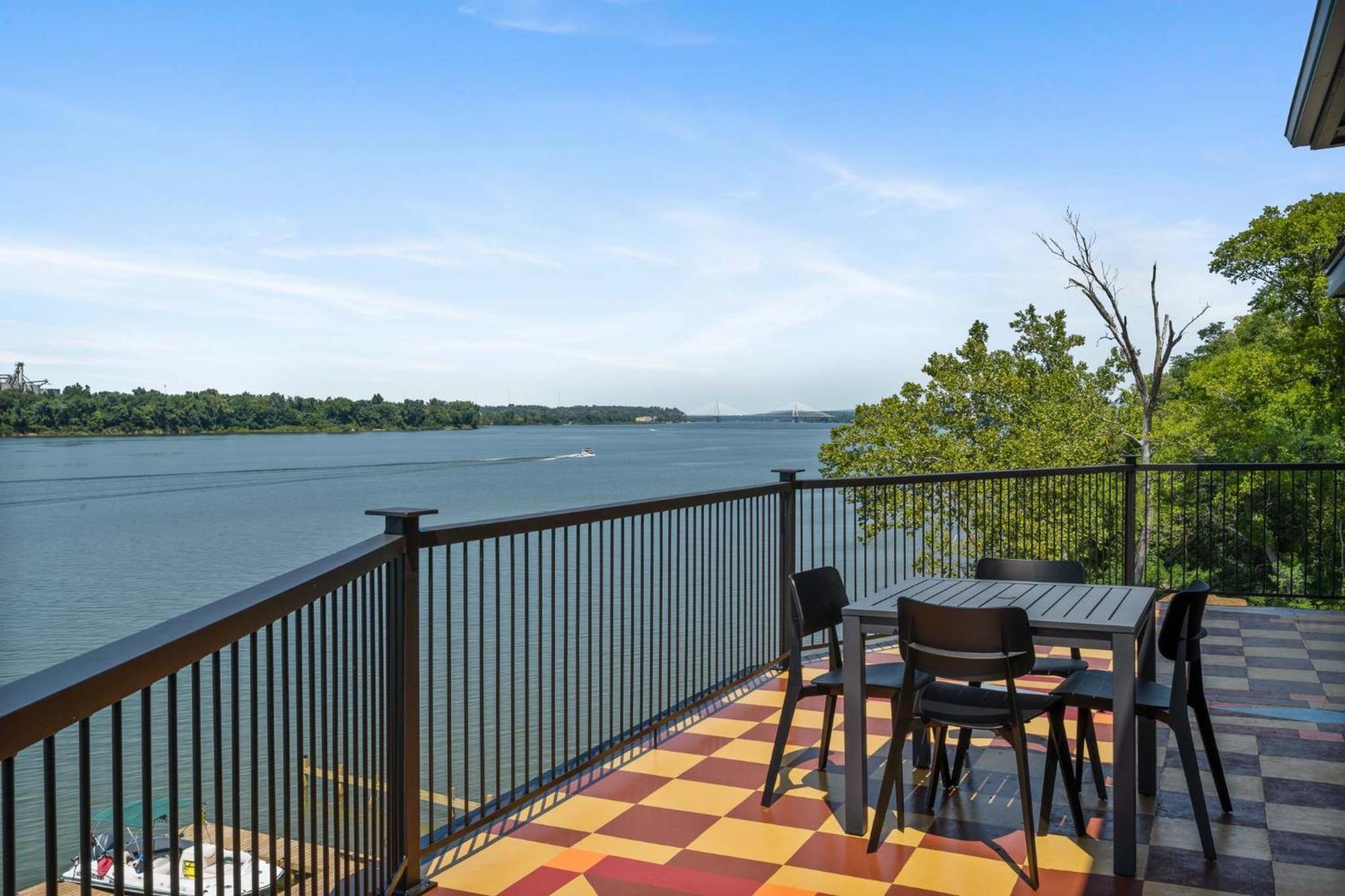 Top-floor Riverside Retreat Timeless Charm & Views Louisville
