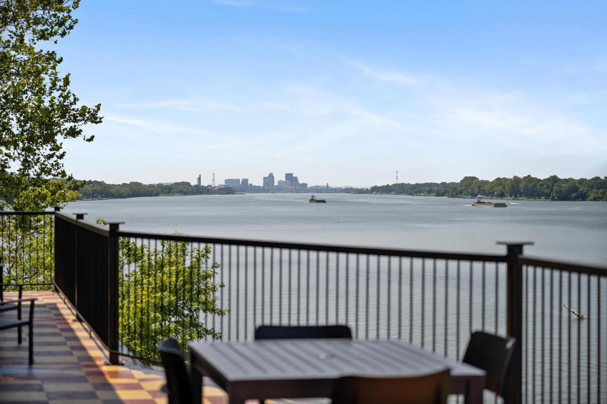 Top-floor Riverside Retreat Timeless Charm & Views * Louisville