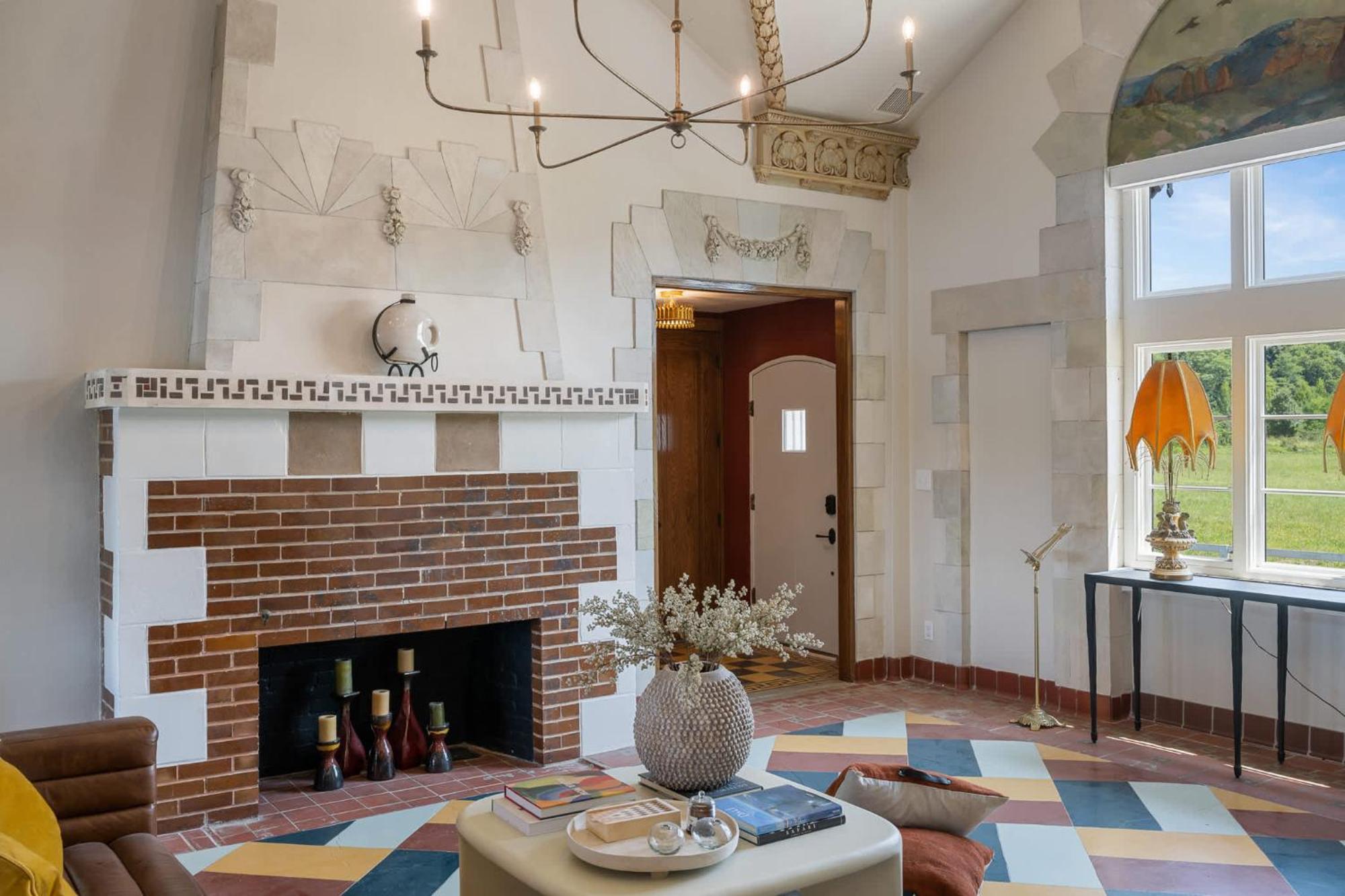 Top-floor Riverside Retreat Timeless Charm & Views Holiday home