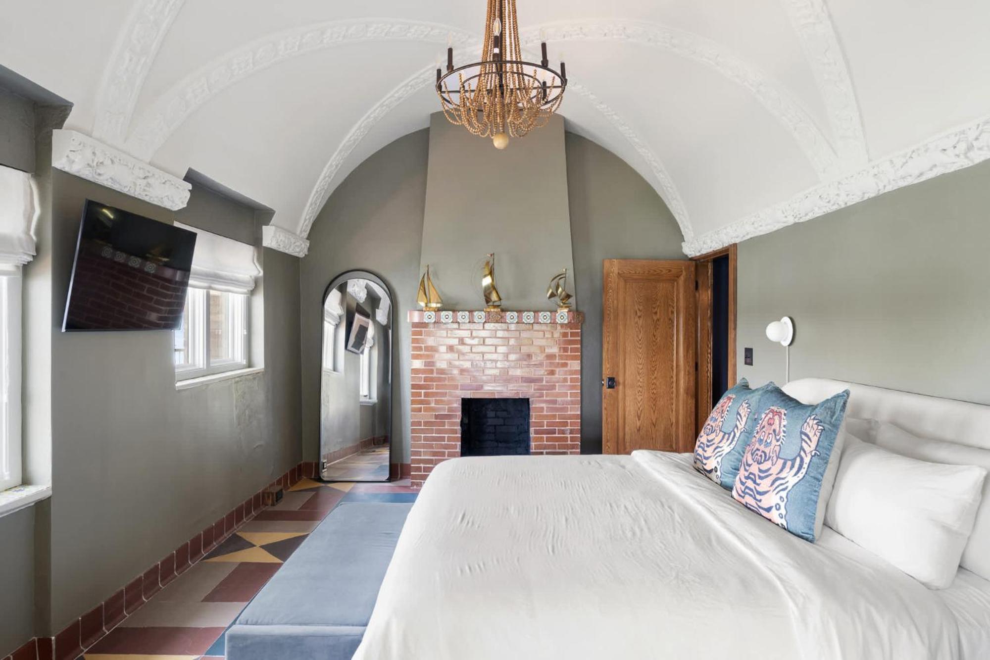 Holiday home Top-floor Riverside Retreat Timeless Charm & Views *