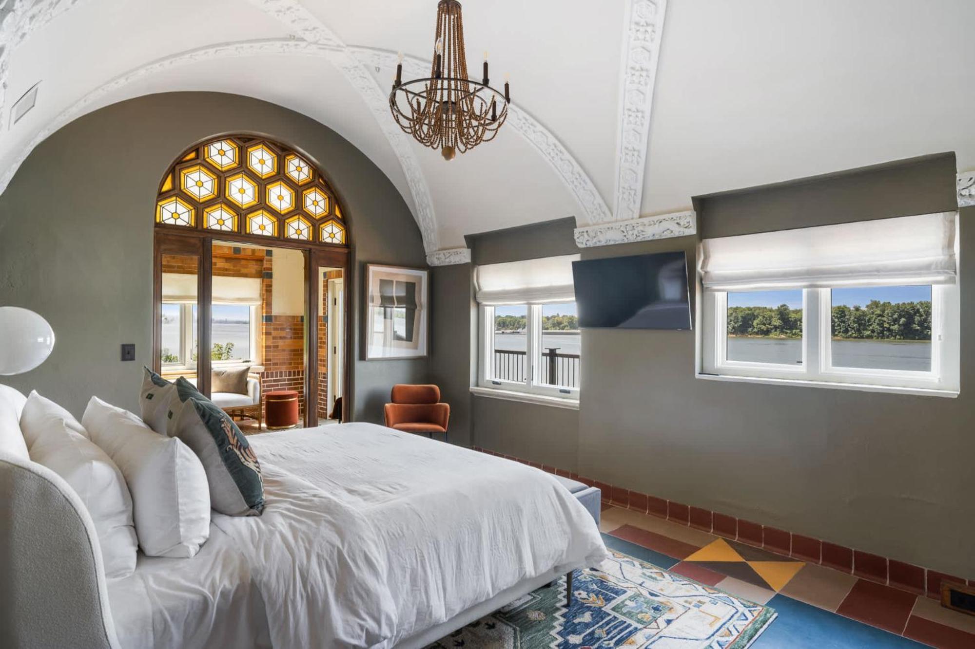 Top-floor Riverside Retreat Timeless Charm & Views Holiday home Louisville