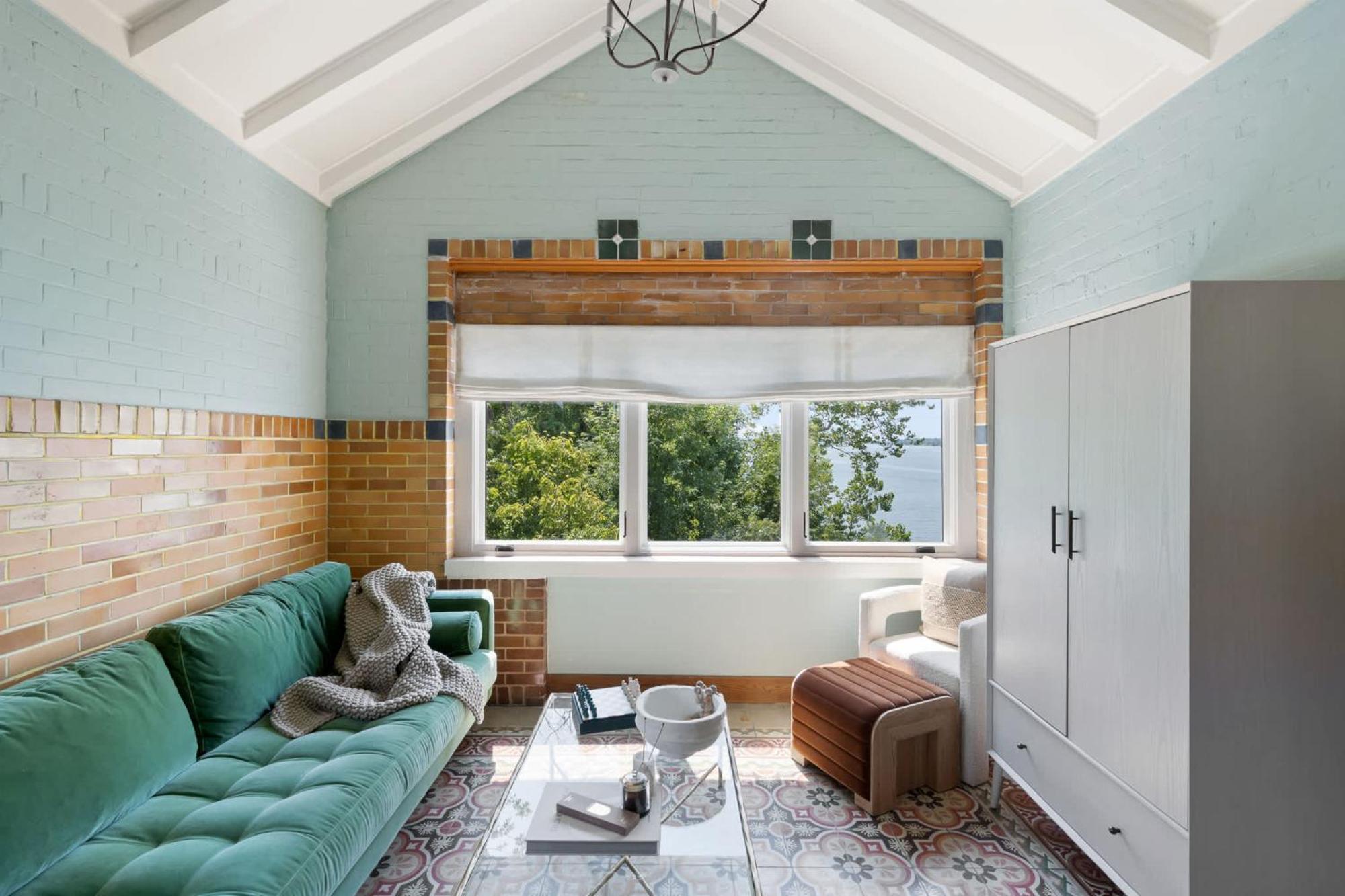Top-floor Riverside Retreat Timeless Charm & Views Louisville