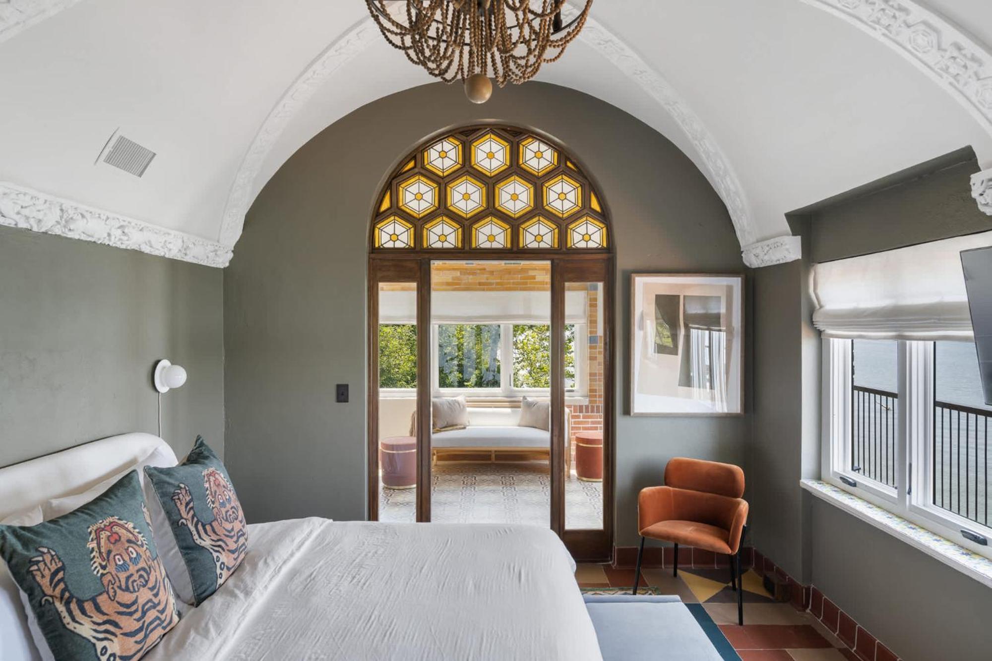Top-floor Riverside Retreat Timeless Charm & Views