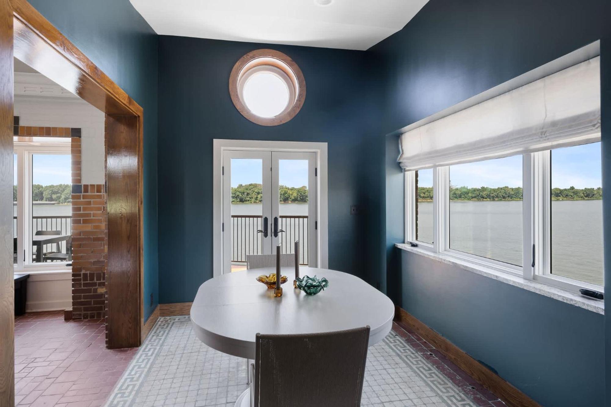 Top-floor Riverside Retreat Timeless Charm & Views Holiday home Louisville