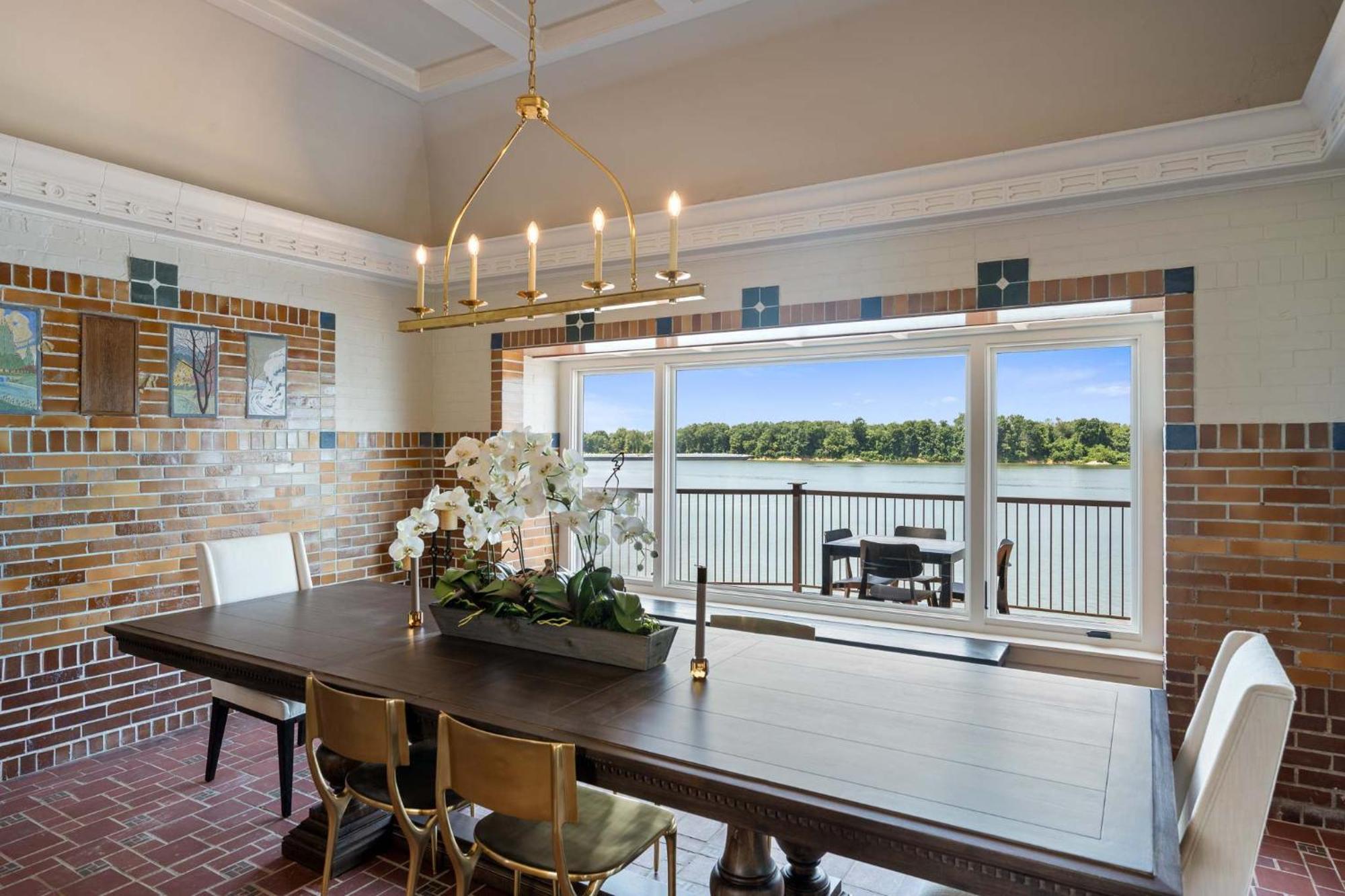 Top-floor Riverside Retreat Timeless Charm & Views *