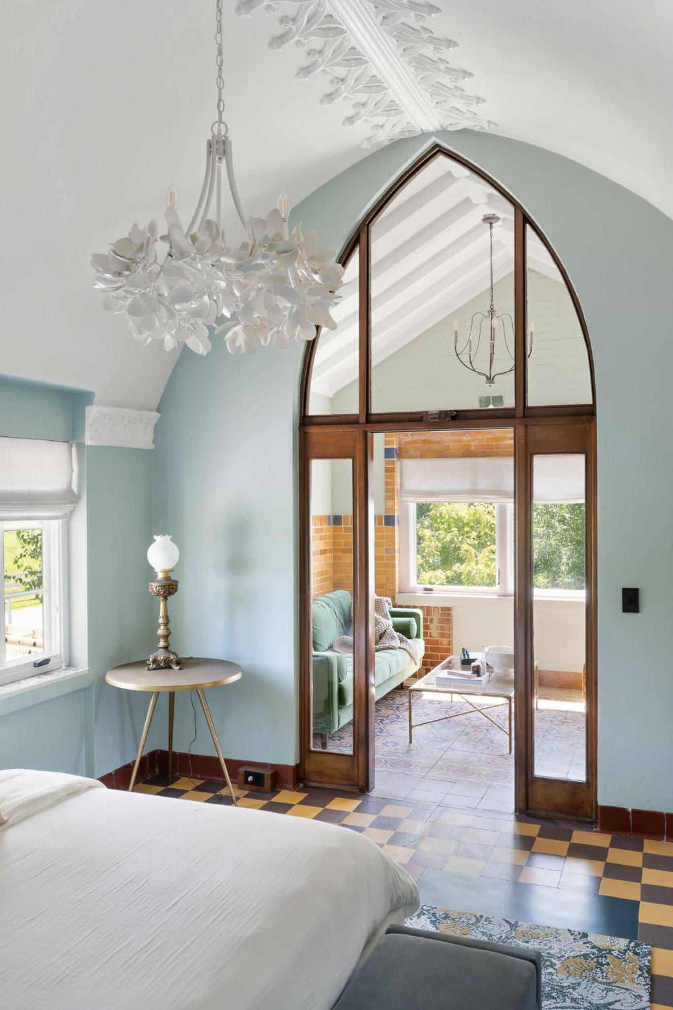 Top-floor Riverside Retreat Timeless Charm & Views * Louisville