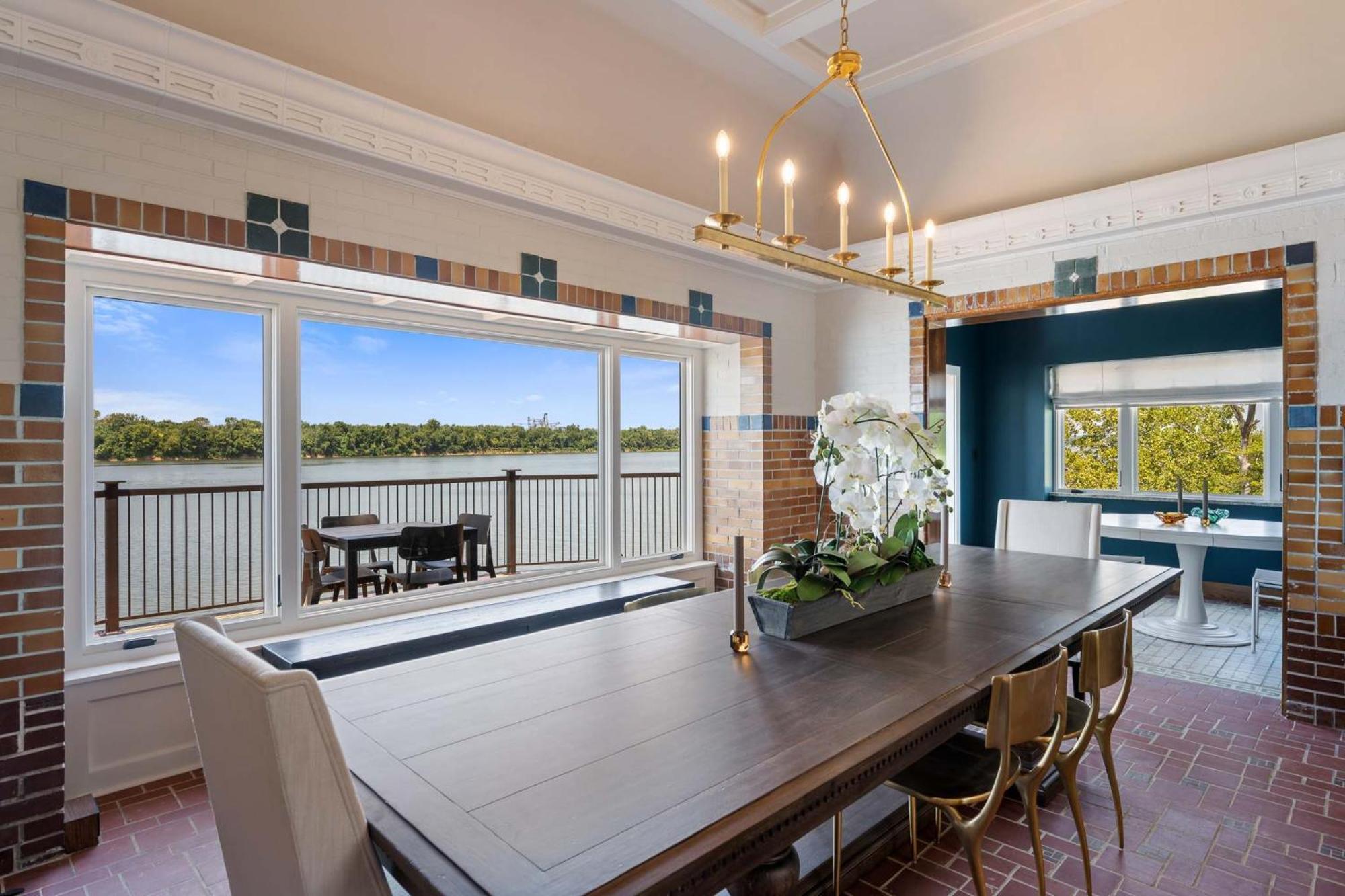 Top-floor Riverside Retreat Timeless Charm & Views Holiday home