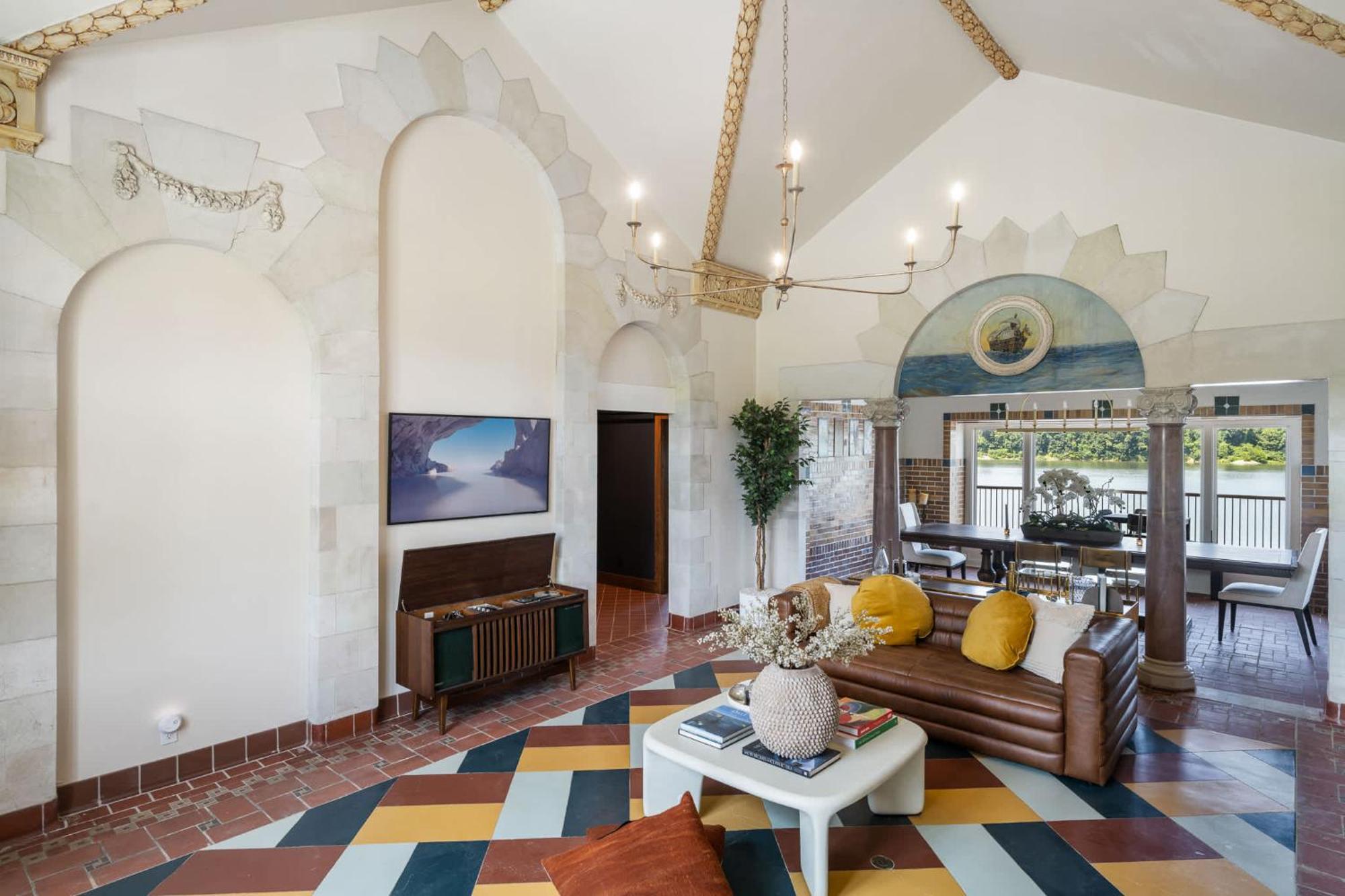 Holiday home Top-floor Riverside Retreat Timeless Charm & Views *