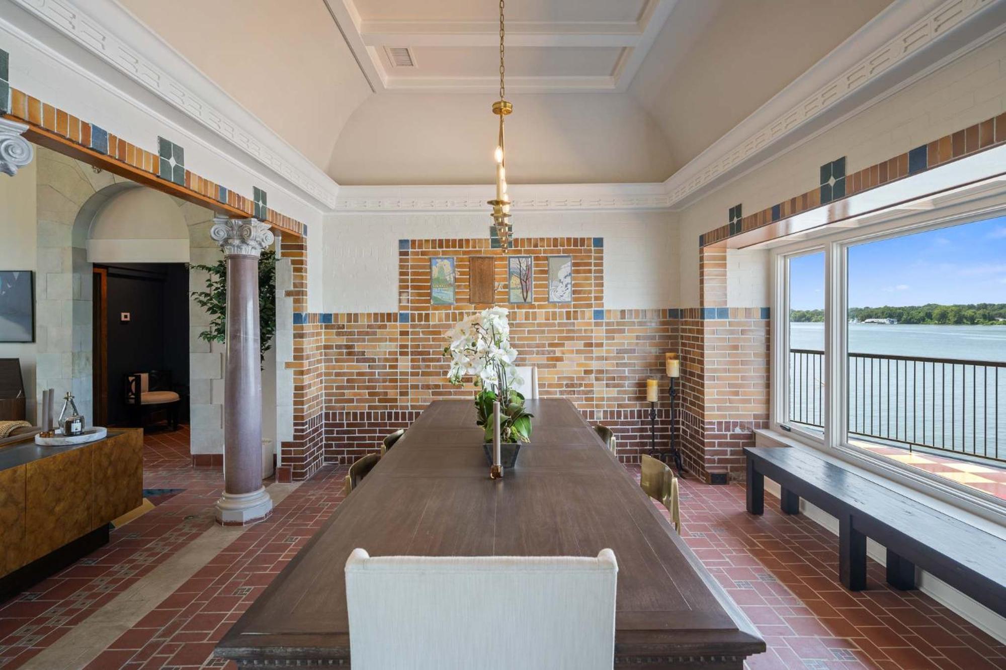 Holiday home Top-floor Riverside Retreat Timeless Charm & Views Louisville