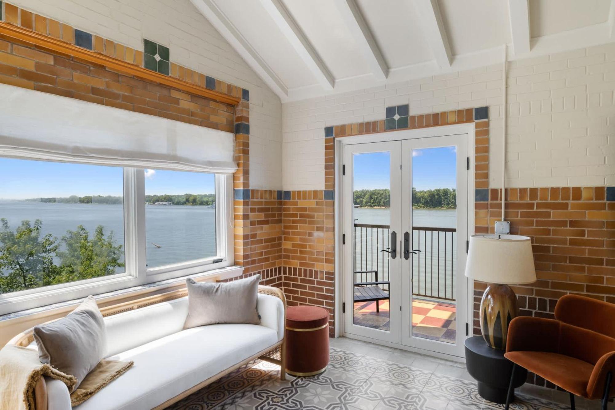 Top-floor Riverside Retreat Timeless Charm & Views *