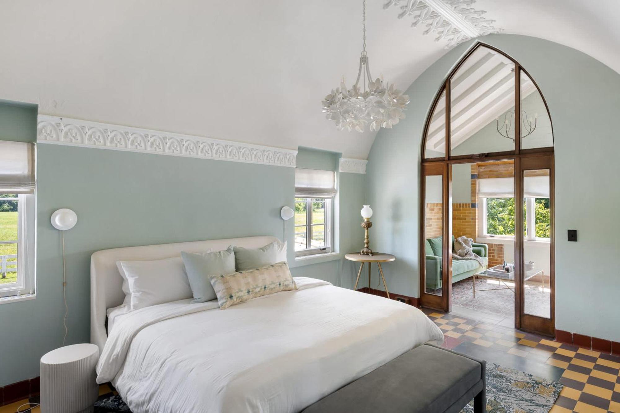Top-floor Riverside Retreat Timeless Charm & Views * Louisville
