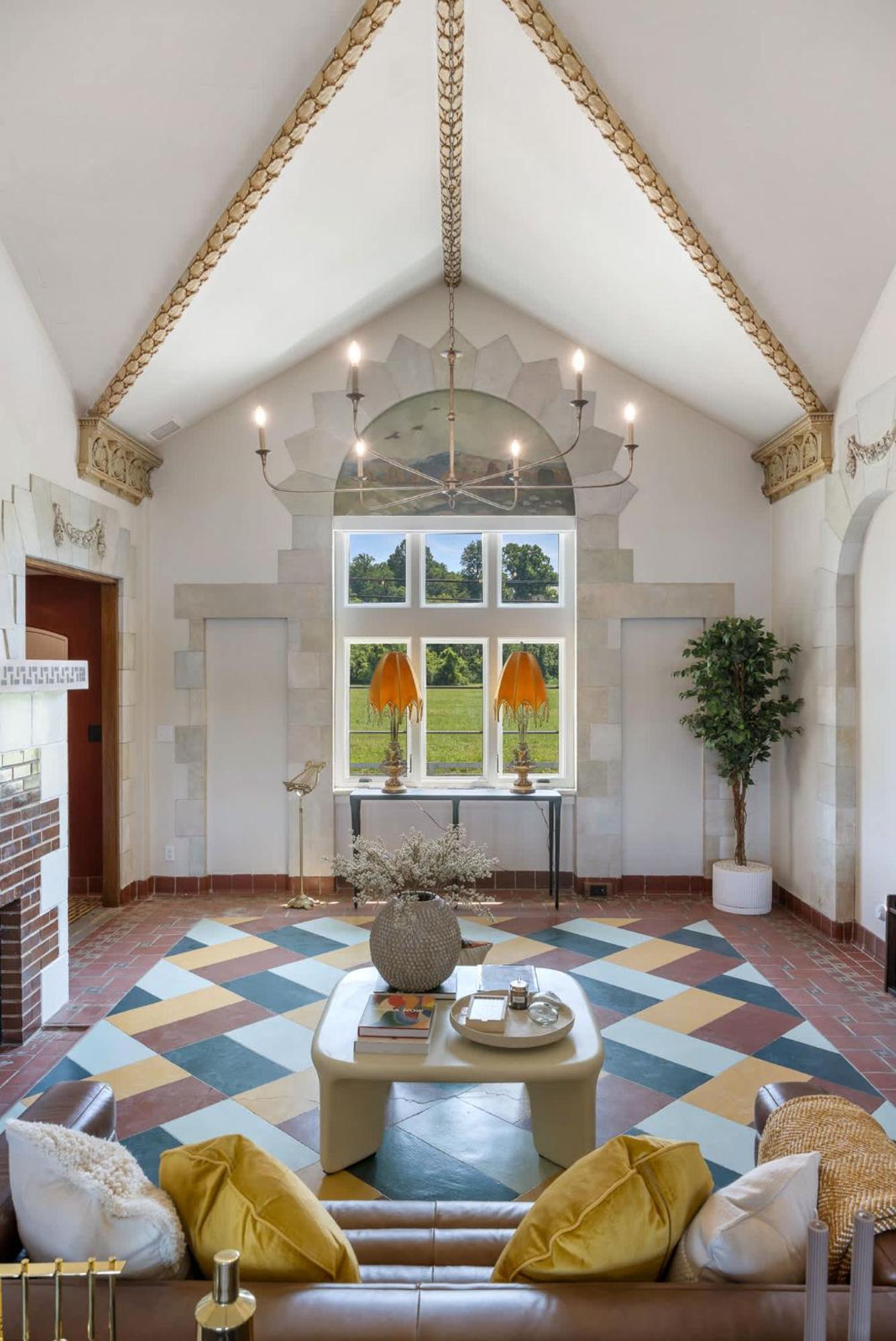 Top-floor Riverside Retreat Timeless Charm & Views