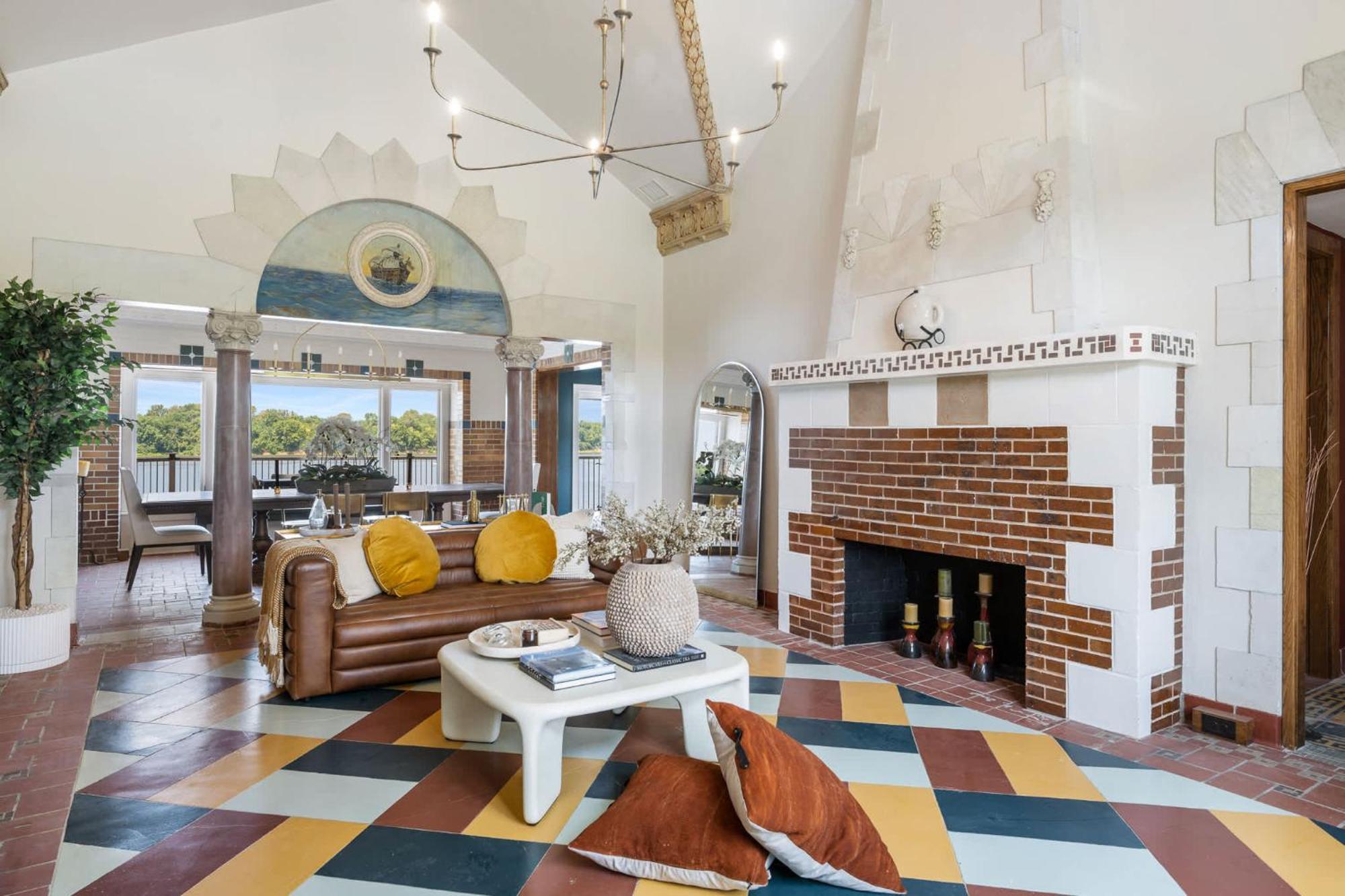 Top-floor Riverside Retreat Timeless Charm & Views Holiday home
