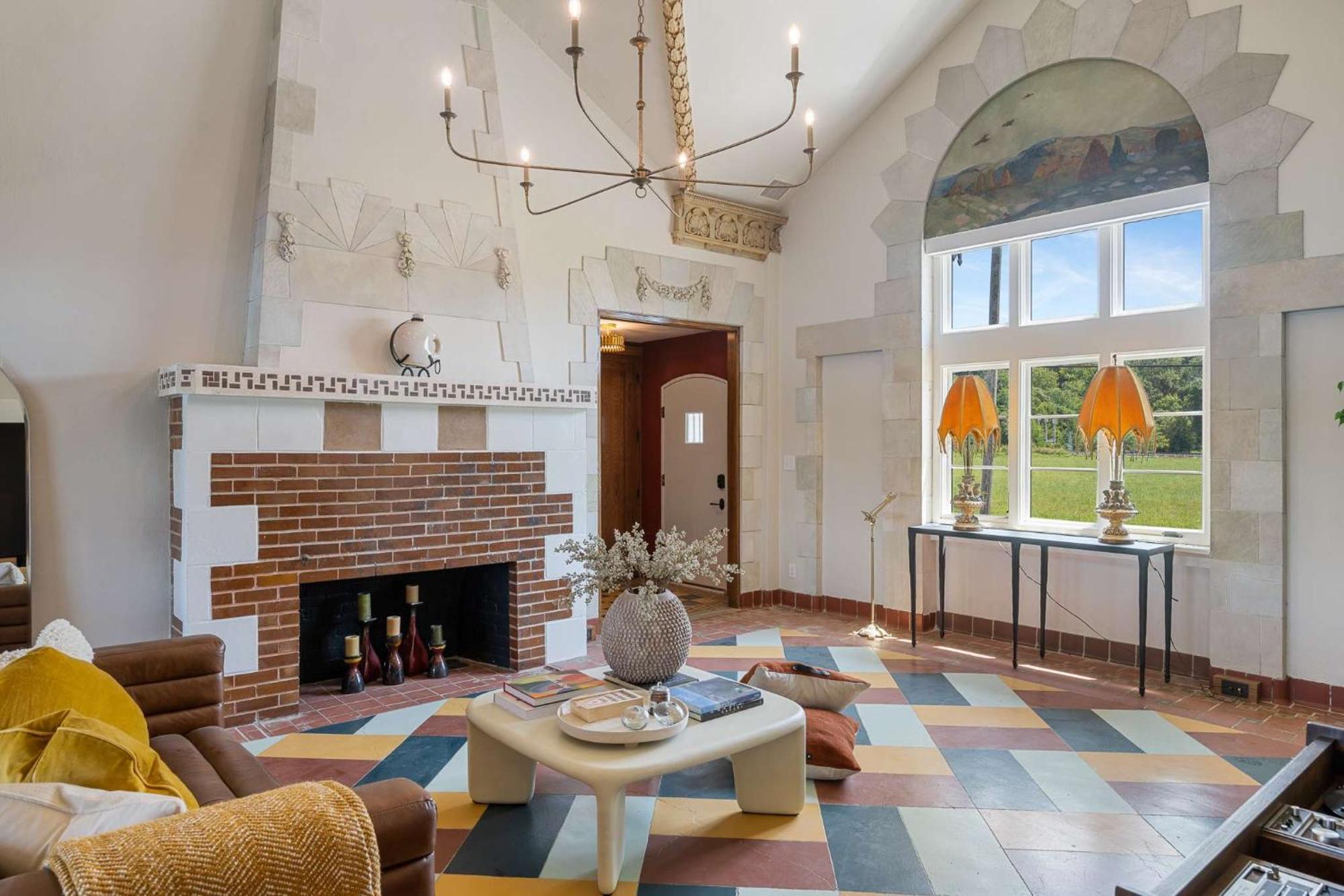 Top-floor Riverside Retreat Timeless Charm & Views Holiday home Louisville