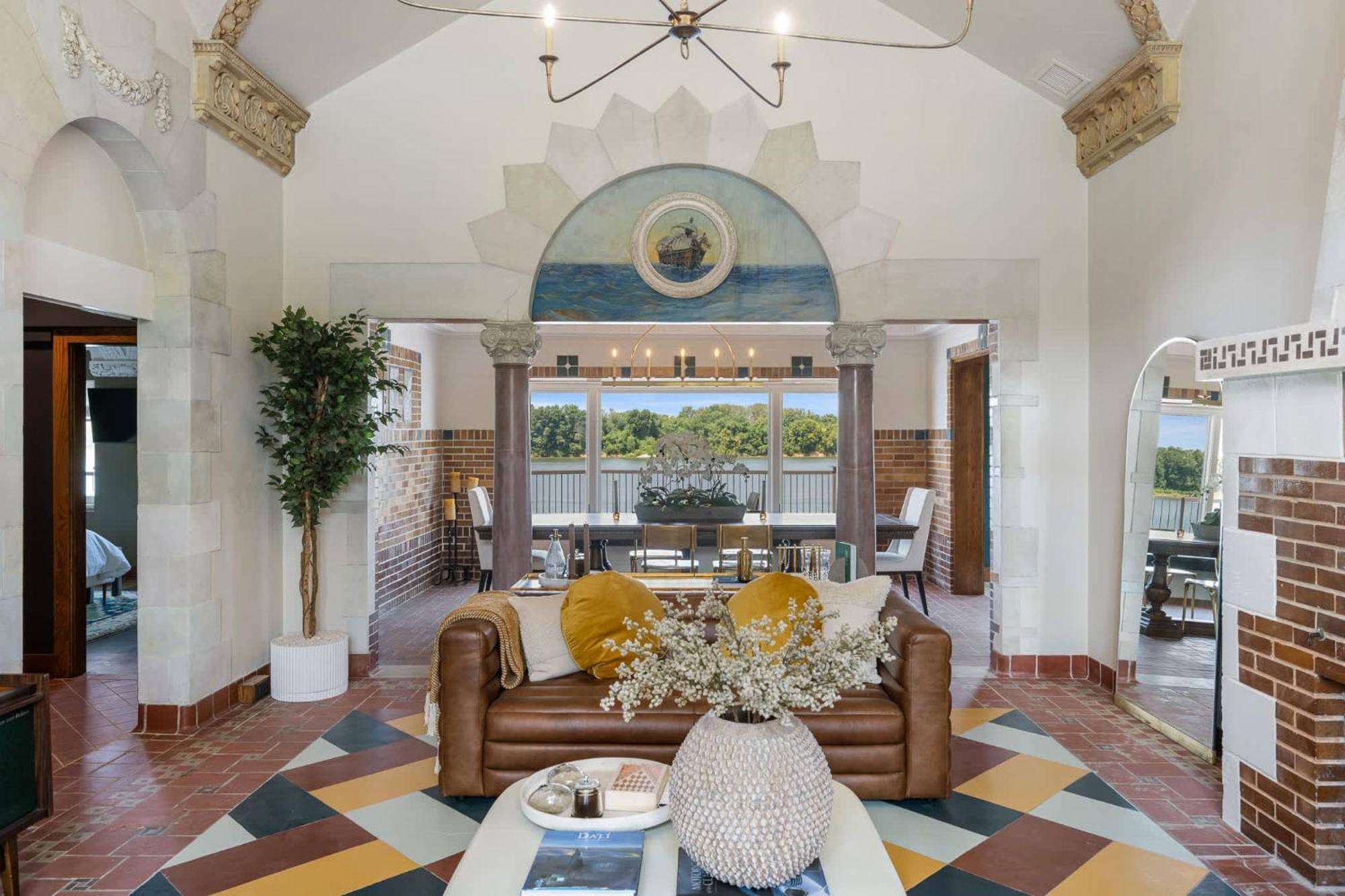 Top-floor Riverside Retreat Timeless Charm & Views Holiday home *