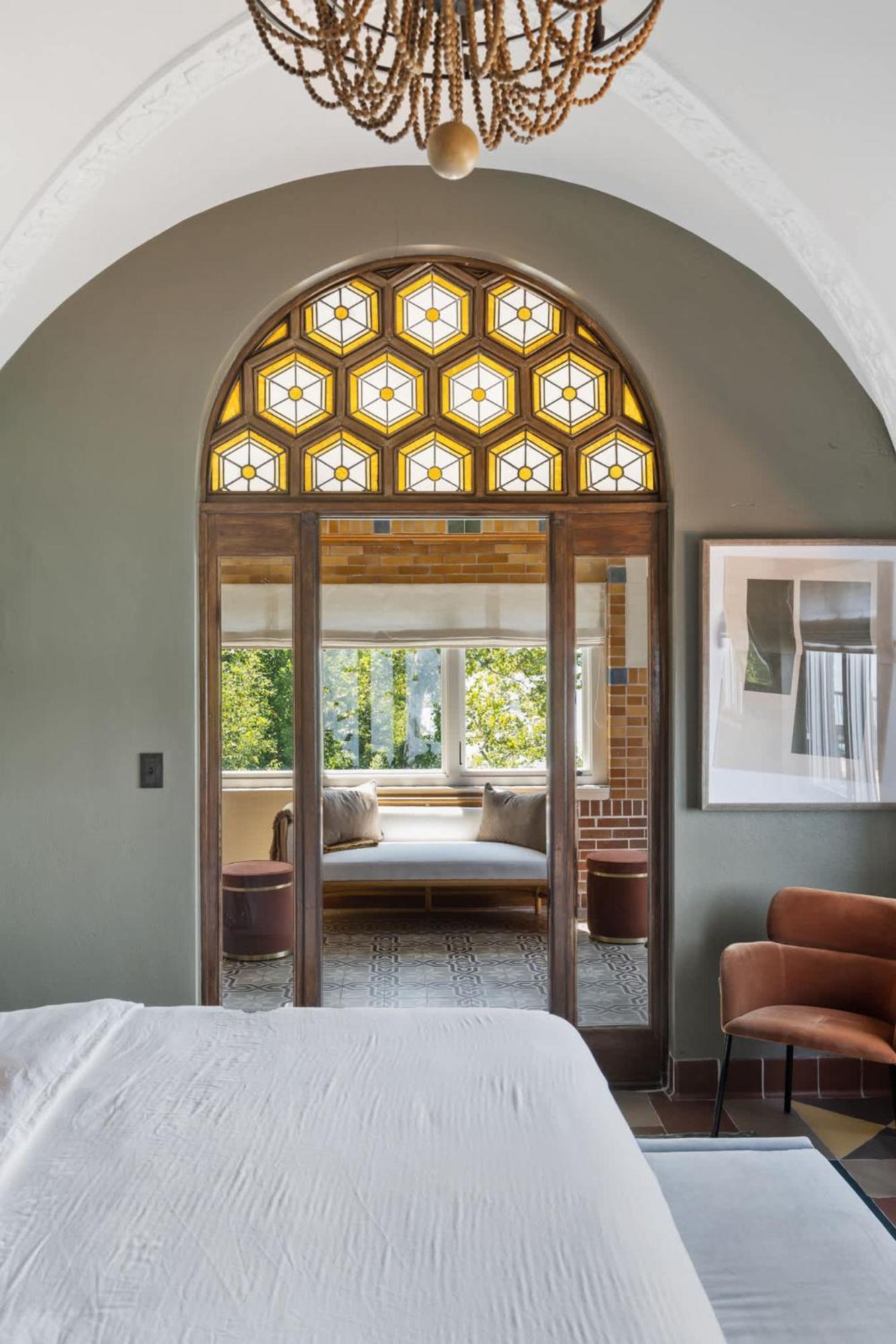 Top-floor Riverside Retreat Timeless Charm & Views Holiday home *