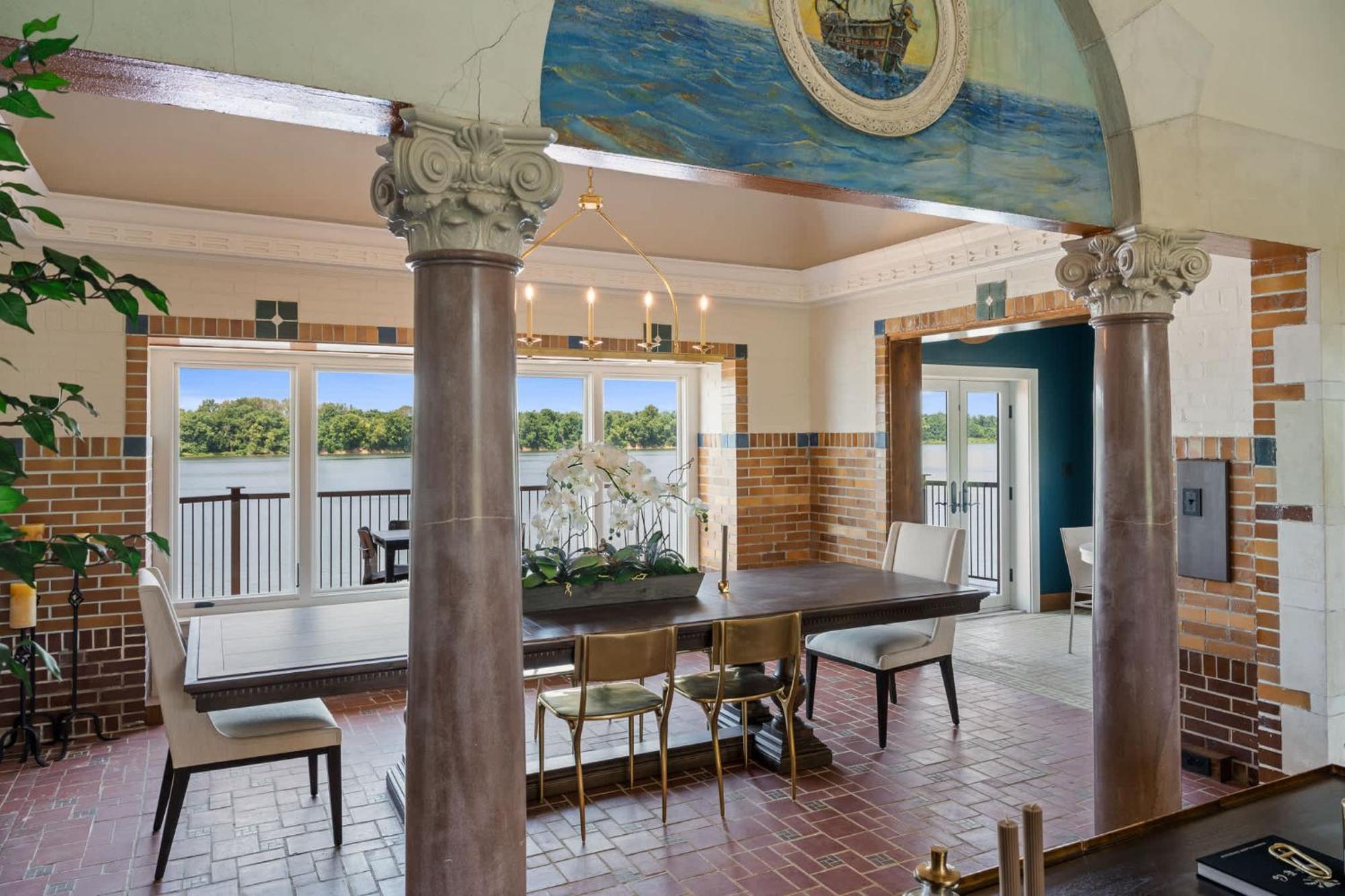 Top-floor Riverside Retreat Timeless Charm & Views Louisville